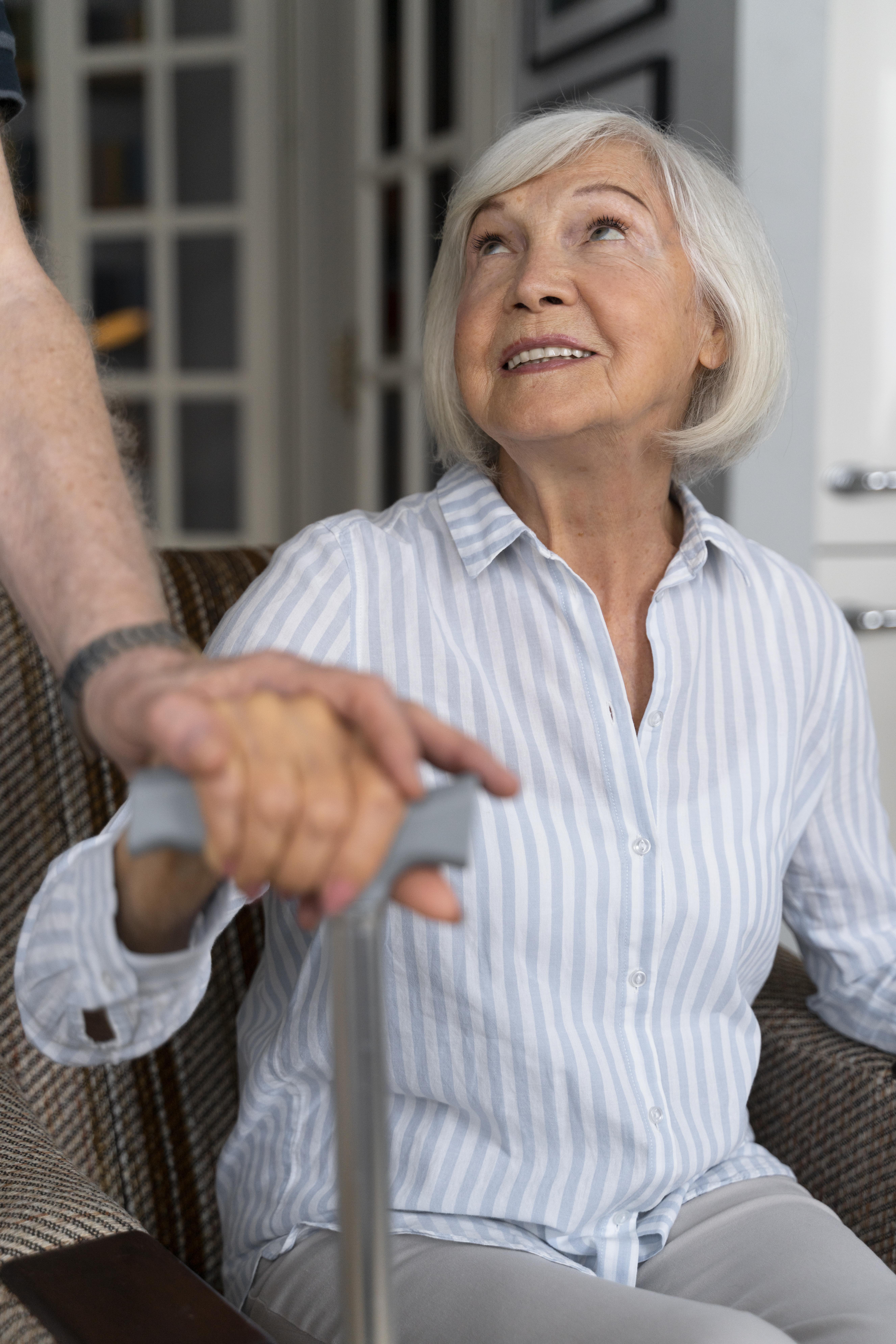 femme-agee-regardant-son-soignant